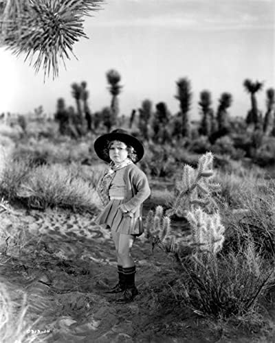Shirley Temple úgy néz ki, csinos, western kalap, a sivatagi táj 8x10 hüvelyk fotó